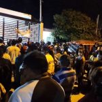 Metido en un ataúd arranca su campaña; ofrece que  si no cumple se entierra vivo