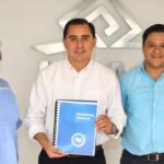 Julián Zacarías supervisa el trabajo comunitario de infractores ambientales, a través de “chalecos correctivos”