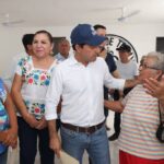 Un joven quinceañero lleva a su fiesta a Karely Ruiz, Brincos Dieras y Medio Metro