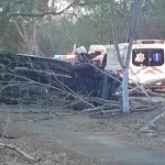 la-van-quedo-volcada-fuera-de-la-via-chumayelteabo_MASTER