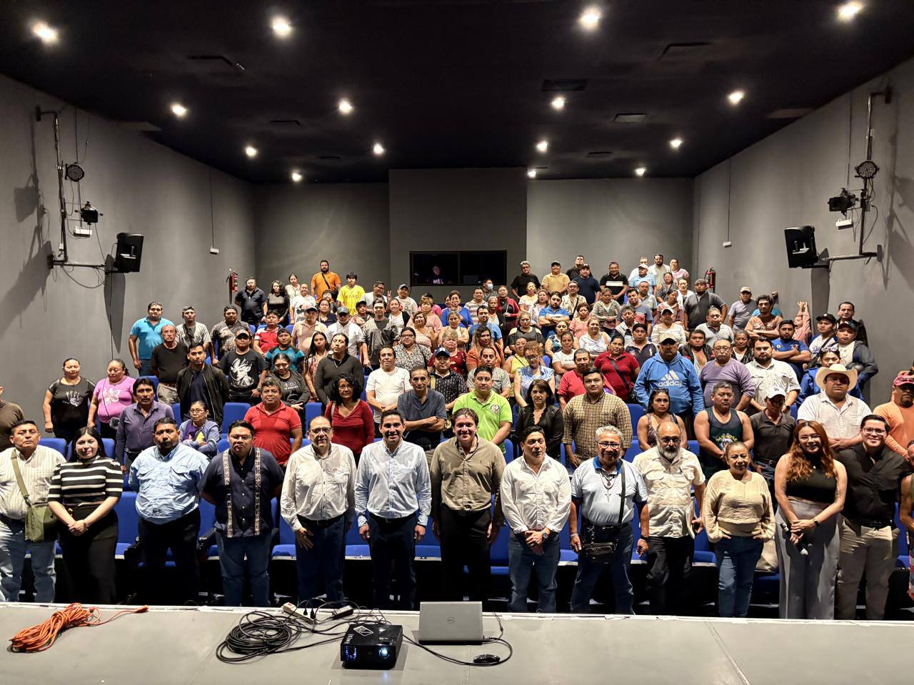 Llevan Plan Bienestar al sur de Mérida para pavimentar calles
